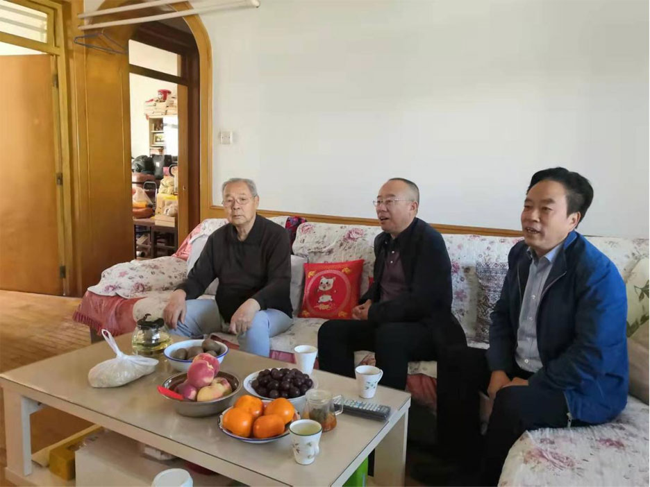 集團領(lǐng)導重陽節(jié)走訪看望離退休老干部(圖1)