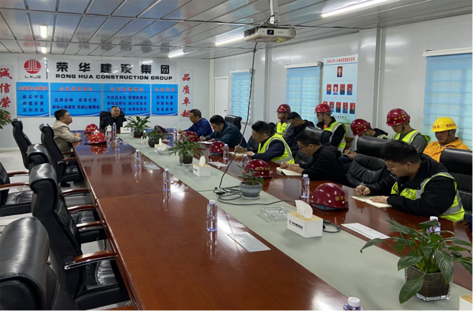 孫涌董事長(zhǎng)蒞臨濟(jì)南分公司視察指導(dǎo)工作10月13日，集團(tuán)公司董事長(zhǎng)孫涌蒞臨濟(jì)南分公司視察指導(dǎo)工作，副總裁兼總工程師張行良陪同視察。 13日下午，孫涌董事長(zhǎng)來到濟(jì)南分公司駐地，與濟(jì)南分公司總經(jīng)理張朋、項(xiàng)目(圖2)