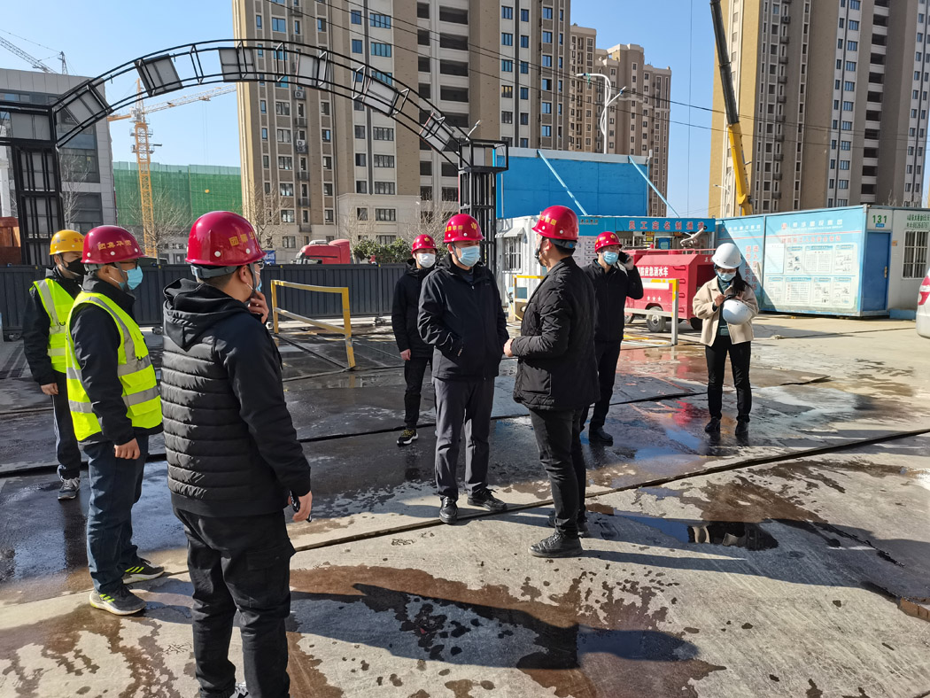 煙臺芝罘區(qū)住建局領導蒞臨集團施工的龍湖春江天璽小區(qū)項目指導疫情防控工作(圖1)