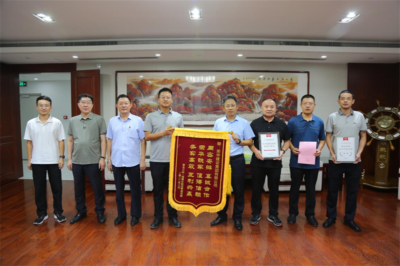 開發(fā)區(qū)分公司第五十四項(xiàng)目部收到青島萬科公司送來的錦旗及表揚(yáng)信(圖2)