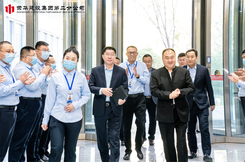 董事長(zhǎng)孫涌出席榮華建設(shè)集團(tuán)第二分公司喬遷揭牌儀式(圖1)